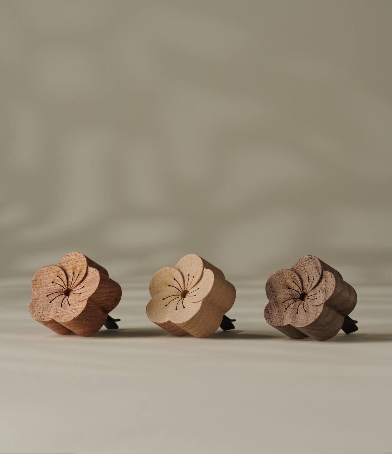 TRÄDN Plum Blossom wooden car diffuser 3-pack in assorted wood tones